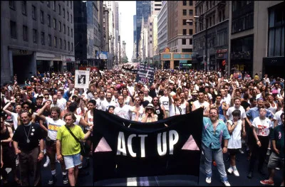 En 1987, le New Yorkais Larry Kramer fonde l'association ACT UP. Que signifie "to act up", sens significatif des actions de l'association ?