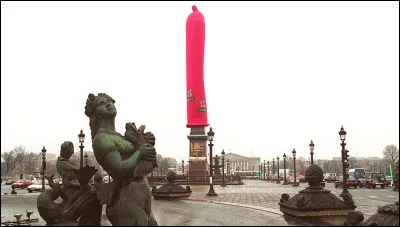 Le 1er d&eacute;cembre 1993, l'association Act-Up Paris enfile ill&eacute;galement un pr&eacute;servatif rose g&eacute;ant sur un monument de la capitale. Lequel ?