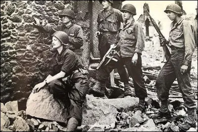 &Agrave; partir de quand devient-elle une v&eacute;ritable correspondante de guerre suivant la 83e division am&eacute;ricaine ?