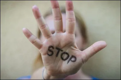 Quel traumatisme subit-elle &agrave; 7 ans ?