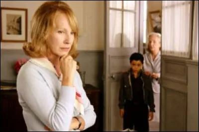 Elle est Gis&egrave;le et forme avec son mari Georges (Depardieu) la famille d'accueil qui recueille le petit Messaoud, orphelin de 9 ans, dans ce film qui se d&eacute;roule en 1960 :