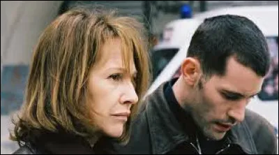 Elle est la commandante Caroline Vaudieu, cheffe d'une &eacute;quipe &agrave; la police judiciaire de Paris, dans cet autre film de Xavier Beauvois ; avec ce r&ocirc;le, elle re&ccedil;oit en 2006 son deuxi&egrave;me C&eacute;sar de la meilleure actrice :