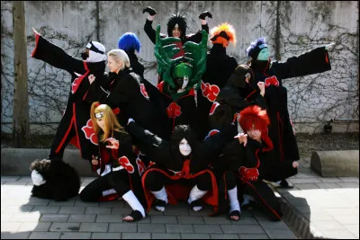 Ces quatre membres de l'Akatsuki sont dans une barque, MAIS il y a un scorpion invincible sur l'embarcation. Que se passe-t-il ?