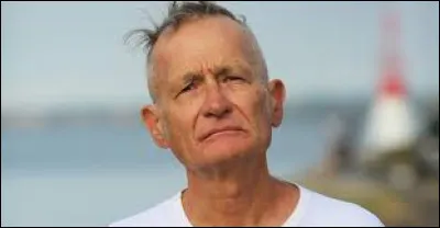 Qui est ce chanteur auteur-compositeur et interpr&egrave;te du titre ''Chanteur de droite'' ?