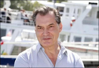 Qui est cet acteur qui joue dans la mini-s&eacute;rie t&eacute;l&eacute; ''&Agrave; droite toute'' ?