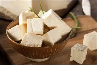 Le tofu est con&ccedil;u &agrave; partir de lait de soja caill&eacute;.