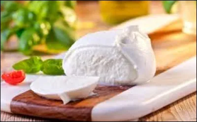 La mozzarella di bufala est faite avec du lait de vache.