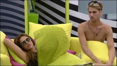 Face  qui Julie est-elle partie ?