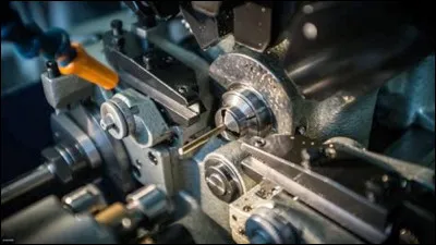 Comment se nomme l'industrie qui consiste &agrave; cr&eacute;er des pi&egrave;ces cylindriques ?