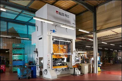 Ses dimensions impressionnent mais comment se nomme cette machine qui permet de r&eacute;aliser des formes dans du m&eacute;tal plat ?