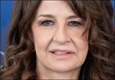 Qui est cette actrice qui joue le r&ocirc;le f&eacute;minin principal dans le film ''Adieu Berthe &mdash; L'Enterrement de M&eacute;m&eacute;'' ?