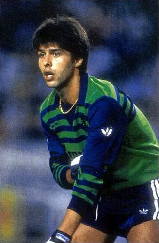 Gardien de but champion de France avec Marseille en 1989 et 1990, c'est ...