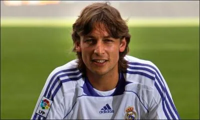 Footballeur qui a remport le championnat de France avec Marseille et celui d'Angleterre avec Manchester, c'est ...