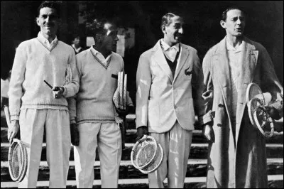 Les "Quatre Mouquetaires" est une &eacute;quipe de tennismans fran&ccedil;ais qui marqua l'histoire de son sport dans les 1920 et 1930 en remportant 6 Coupe Davis et 18 Grand Chelem en simple, &agrave; eux quatre. Parmi ces quatre fantastiques, on compte Jacques Brugnon, Henri Cochet, et Ren&eacute; Lacoste. Mais qui est le quatri&egrave;me ?