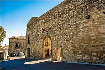 Nous faisons une halte en Occitanie au pied du ch&acirc;teau de Collorgues. Village de l'aire d'attraction N&icirc;moise, il se situe dans le d&eacute;partement ...
