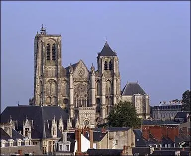 Cathdrale gothique avec des vitraux particulirement beaux. Dans quelle ville du Cher se trouve-t-elle ?