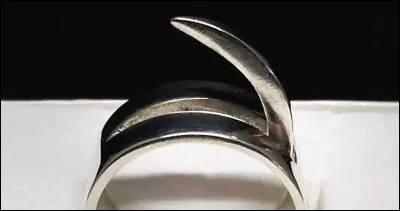 A qui appartient cette bague ?