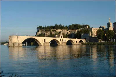 Le c&eacute;l&egrave;bre pont d'Avignon est aussi appel&eacute; pont Valentr&eacute;.