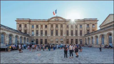 L'h&ocirc;tel de ville de Bordeaux occupe le palais Rohan depuis les ann&eacute;es 1830.