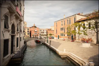 "Vacances &agrave; Venise" est un long-m&eacute;trage interpr&eacute;t&eacute; par Audrey Hepburn.