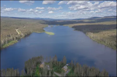 Dans quel pays &agrave; deux langues nationales la rivi&egrave;re Bonjour coule-t-elle ?