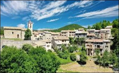 Petit tour en Provence, &agrave; Ubraye. Village perch&eacute;, dans l'arrondissement de Castellane, il se situe dans le d&eacute;partement ...