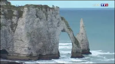 Les falaises d&rsquo;&Eacute;tretat se composent de trois arches successives. La plus c&eacute;l&egrave;bre, appel&eacute;e l&rsquo;Aiguille, est devenue c&eacute;l&egrave;bre gr&acirc;ce au personnage d&rsquo;Ars&egrave;ne Lupin. Parmi ces trois arches, sur laquelle se situe ce piton rocheux ?