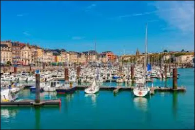 Quel port de p&ecirc;che est r&eacute;put&eacute; pour ses coquilles Saint-Jacques ?