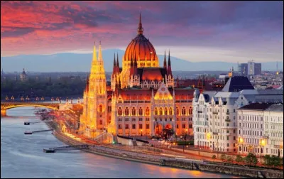 Ville situ&eacute;e sur les rives du Danube - Le compositeur Franz Liszt - L'insurrection de 1956