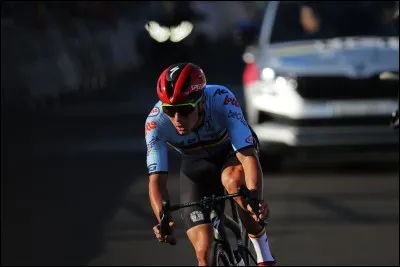 Quel est ce coureur belge qui a remport&eacute;, en 2022 &agrave; 22 ans, successivement Li&egrave;ge-Bastogne-Li&egrave;ge, le championnat du monde sur route et le Tour d'Espagne ?