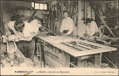 Cofondateur de l'hebdomadaire ''Le Libertaire'' et cr&eacute;ateur du journal ''Ce qu'il faut dire'', S&eacute;bastien Faure est l'initiateur de ''L'Encyclop&eacute;die anarchiste''. Il fonde et dirige, de 1905 &agrave; 1917, une &eacute;cole libertaire pr&egrave;s de Rambouillet. Cette institution a pour nom...