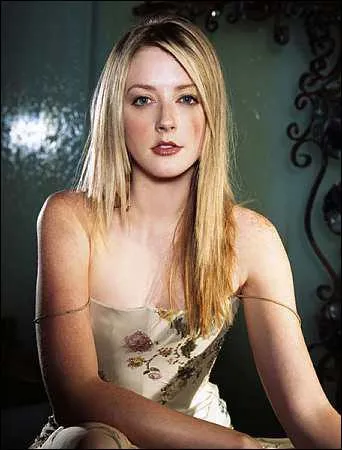 Aprs avoir t l'insupportable Bridget d' 'Amour, Gloire et Beaut', elle a un peu relev le niveau en tenant le rle principal de la srie 'Close to Home' de 2005  2007 :