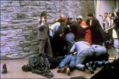 Le 30 mars 1981, le pr&eacute;sident subit une tentative d'assassinat alors qu'il quitte l'h&ocirc;tel Hilton de Washington. Un d&eacute;s&eacute;quilibr&eacute; nomm&eacute; John Warnock Hinckley tire six balles dans sa direction, le blessant gri&egrave;vement : de quel pr&eacute;sident s'agit-il ?