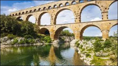 Le Pont du Gard, construit vers 50 apr&egrave;s J.-C., faisait partie d�un aqueduc alimentant quelle source principale ?