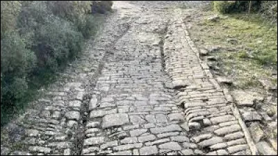 Quelle voie romaine importante passait par N&icirc;mes ?