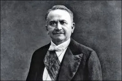 Passons maintenant aux personnalit&eacute;s. Pr&eacute;sident de la R&eacute;publique fran&ccedil;aise de 1924 &agrave; 1931, Gaston Doumergue est n&eacute; &agrave; Aigues-Vives le 1er ao&ucirc;t 1863 et s'est &eacute;teint dans la m&ecirc;me commune le 18 juin 1937. Quel surnom lui avait donn&eacute; les Fran&ccedil;ais ?