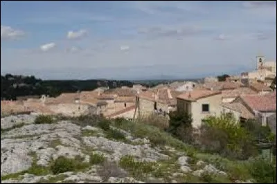 Avec une superficie de 5 853 km&sup2;, &agrave; quel rang des d&eacute;partements fran&ccedil;ais cela me place-t-il (en comptant ceux d'outre-mer) ? (Vue du village de Rochefort-du-Gard).