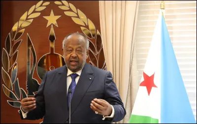 Quel pr&eacute;sident d'Afrique de l'Est a &eacute;t&eacute; r&eacute;&eacute;lu pour un 6e mandat en avril 2026 ?