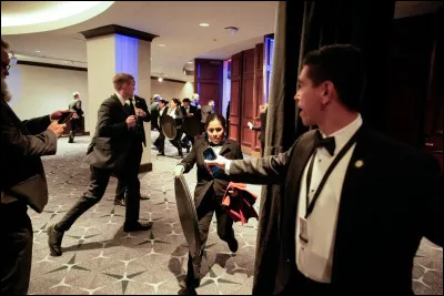 Qui a &eacute;t&eacute; vis&eacute; par un incident arm&eacute; lors d'un gala ?