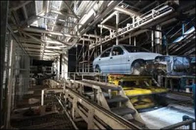 Dans quelle ville anglaise se trouvait l'usine de Longbridge produisant les Rover ?