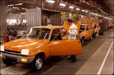 La R 5, comme la Dauphine et la R 8 avant elle, a &eacute;t&eacute; produite dans l'usine Renault de ...