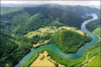 Je dois mon nom &agrave; la rivi&egrave;re qui me traverse et qui me coupe en deux dans son milieu du nord au sud. Elle prend sa source entre les villages jurassiens de Conte et de La Favi&egrave;re &agrave; 681 m&egrave;tres d'altitude. D'une longueur de 189,9 km, de quel fleuve est-elle un affluent ?
