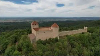 Sur quelle commune a &eacute;t&eacute; b&acirc;ti, au XIVe si&egrave;cle, le ch&acirc;teau des Allymes, remarquable exemple de fortification m&eacute;di&eacute;vale bien conserv&eacute;e ?