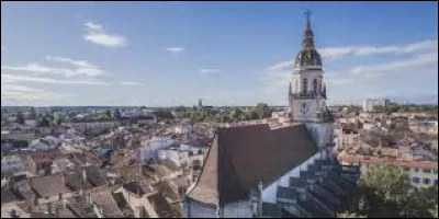 Quelle ville de l&rsquo;Ain &eacute;tait une place forte strat&eacute;gique sur la fronti&egrave;re entre la France et le duch&eacute; de Savoie avec des fortifications construites par Vauban ?