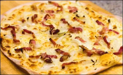 La tarte flamb&eacute;e ou flammekueche : p&acirc;te &agrave; pain, lardons, oignons et ...