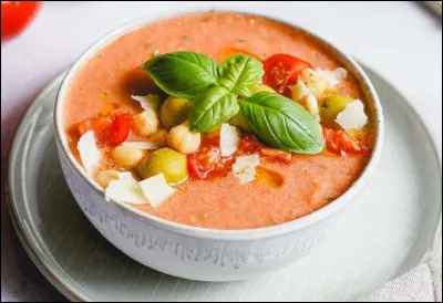 Le gaspacho : tomates crues, concombres, poivrons, oignons et ...