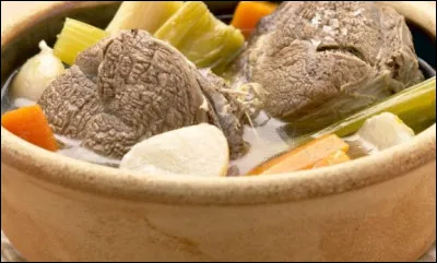 Le pot-au-feu : viande bovine, carottes, c&eacute;leri, oignons, ail et ...