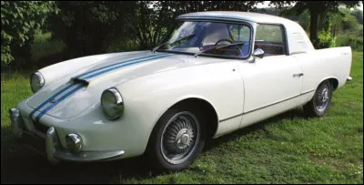 Dans les ann&eacute;es 1960, certains constructeurs avaient encore une production artisanale. Version assagie de mod&egrave;les de course, son nom a vite disparu au profit de constructeurs &eacute;m&eacute;rites et de marques au palmar&egrave;s en comp&eacute;tition plus noble. Quel nom porte cette voiture ?