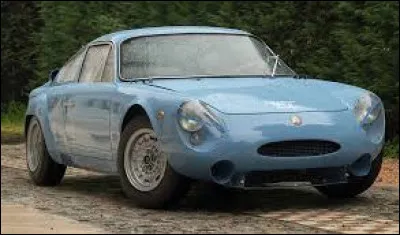 N&eacute;e de la collaboration entre deux entreprises satellites de Fiat, cette sportive s'est illustr&eacute;e en endurance par de nombreuses victoires de cat&eacute;gorie. Quel nom porte cette voiture ?