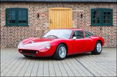 Baptis&eacute;e du nom d'un c&eacute;l&egrave;bre circuit italien, cette voiture est n&eacute;e d'un projet que son concepteur ambitionnait initialement de vendre &agrave; d'autres constructeurs. L'histoire retiendra que personne n'en a voulu, et que ce prototype est finalement devenu le premier mod&egrave;le de s&eacute;rie de la marque. Quelle est cette voiture ?
